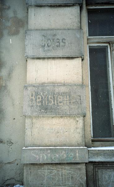 Dresden-Pieschen, Robert-Matzke-Str. 41, 4.2.2001 (2).jpg - Sofas, Bettstellen, Spiegel